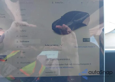 2023 Tesla Model Y Awd/Long Range Dual Motor All-Wheel Drive z USA, uszkodzony, nr VIN 7SAYGDEE4PA161053